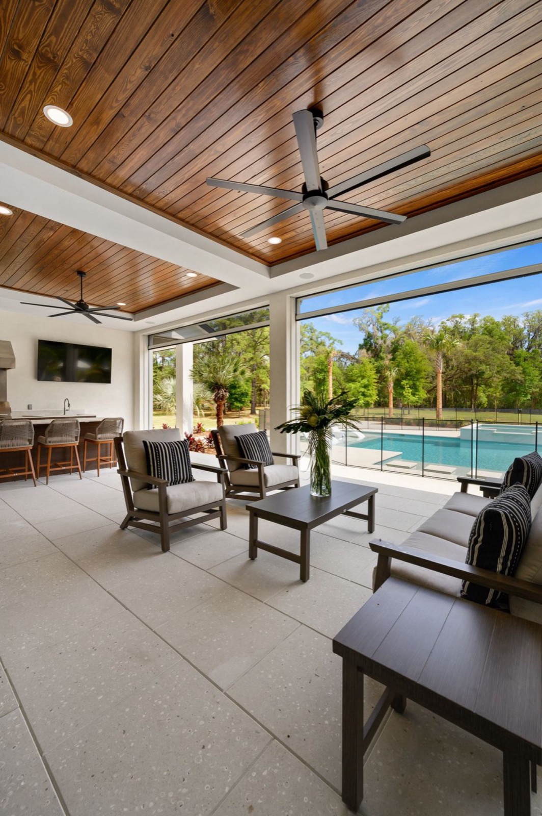 Outdoor living screen enclosure