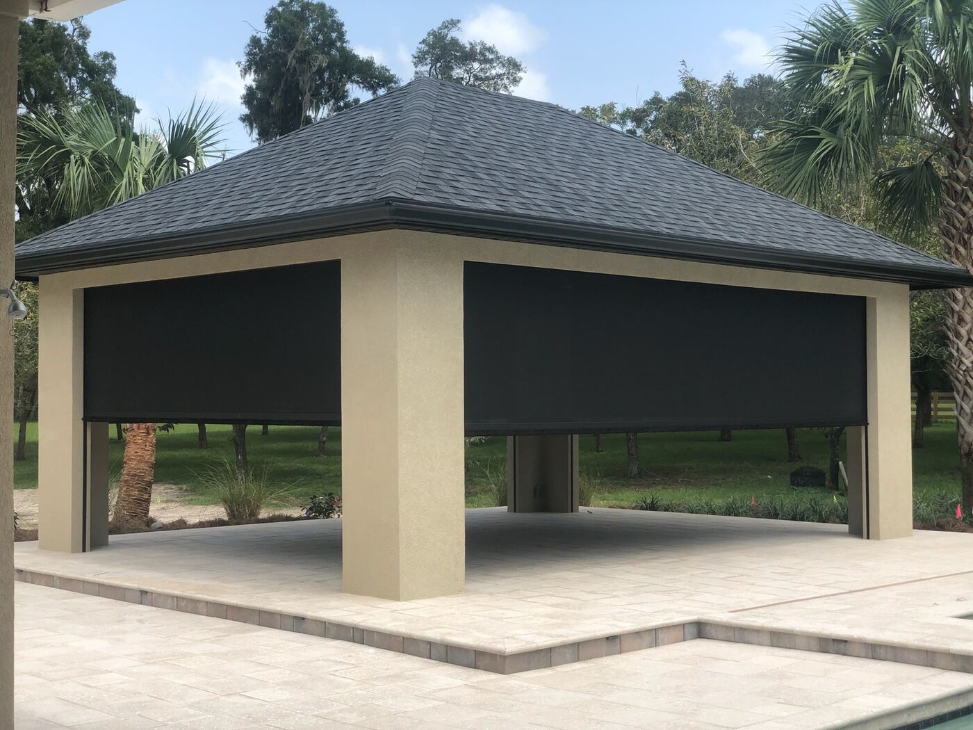 Freestanding pavilion with motorized screens